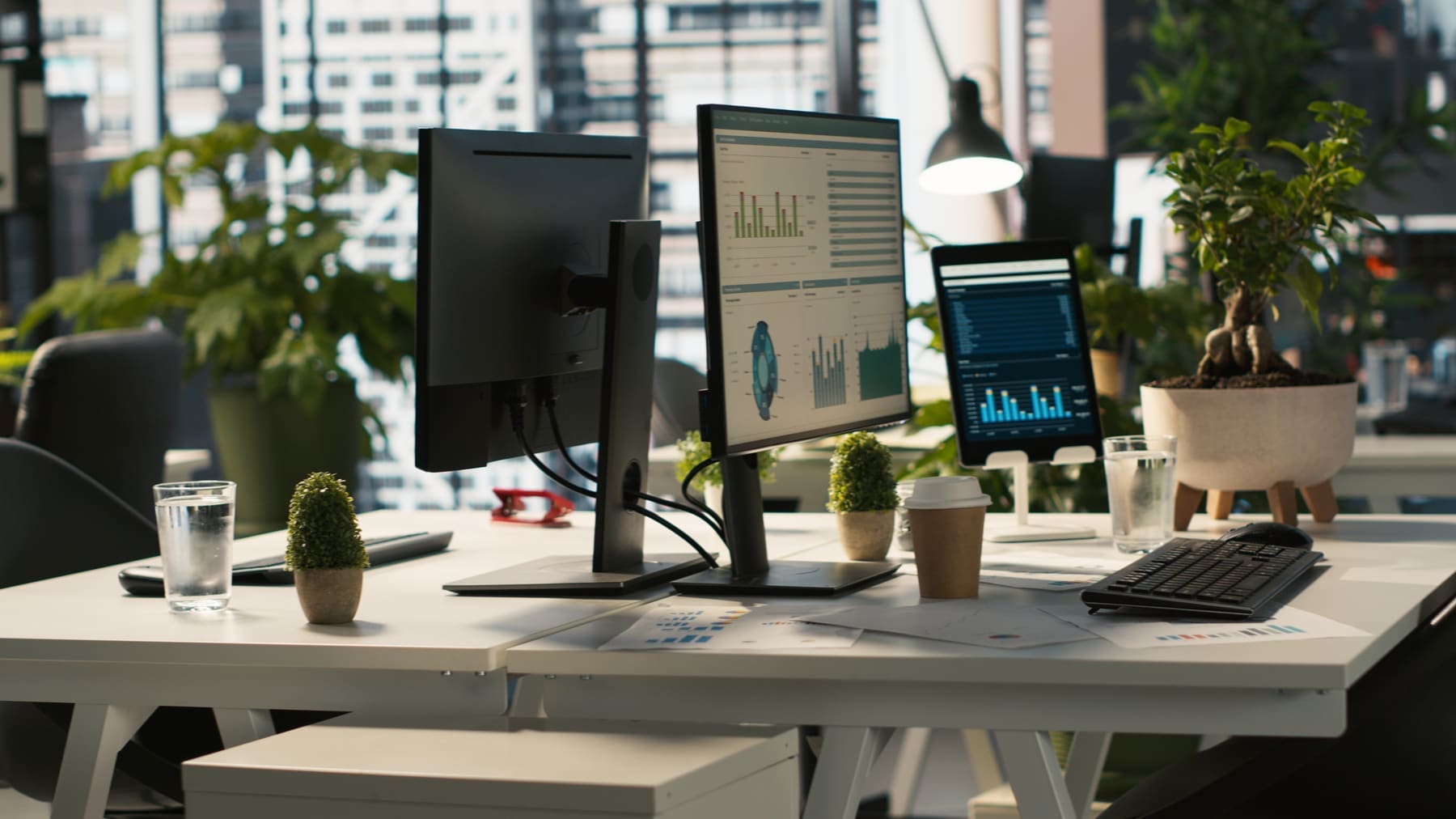 Performance dashboards on office monitors